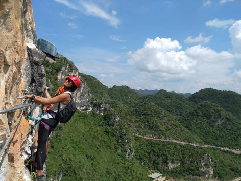 1350㎡的安龙国家山地户外运动示范公园溶岩美术馆—三文建筑/何崴