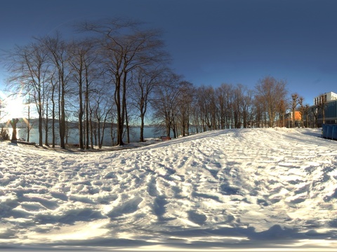 户外冬季晴天河边雪地树木HDR