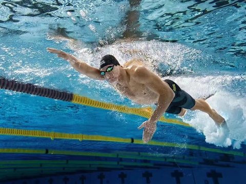  游泳池水波纹人物 