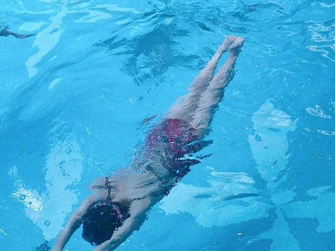  游泳池水波纹人物 