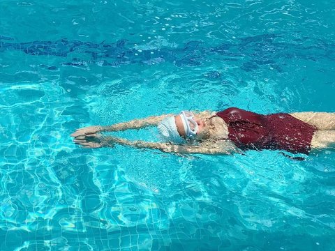  游泳池水波纹人物 