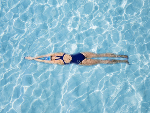  游泳池水波纹人物 