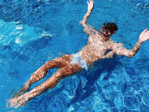  游泳池水波纹人物 