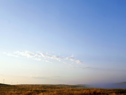  黄昏夕阳草地天空 傍晚晚霞外景天空 