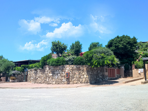  蓝色天空的乡村景观风景 