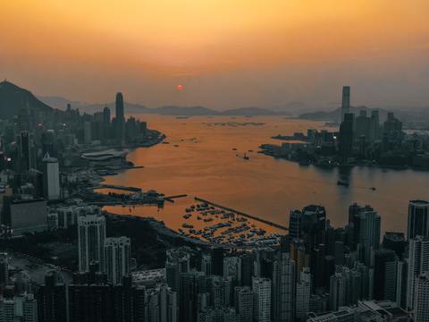  黄昏，城市外景 