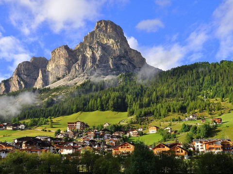  高清白天山林外景 