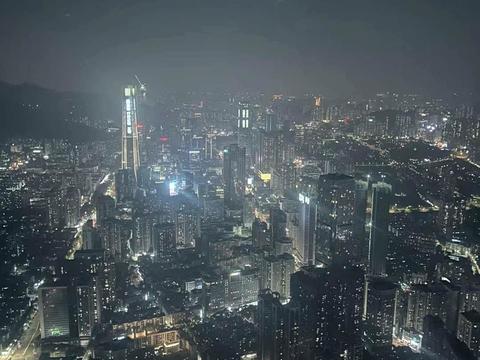  窗外城市夜景 