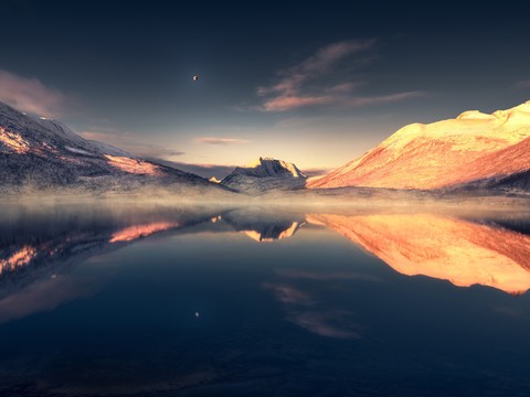  自然风景 山水环绕山脉 