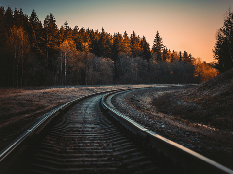  夕阳铁轨外景 