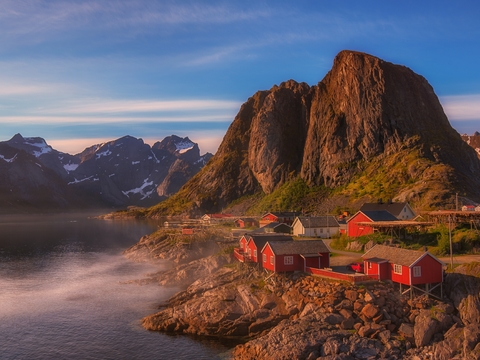  自然风景 环绕山脉 海边小屋 