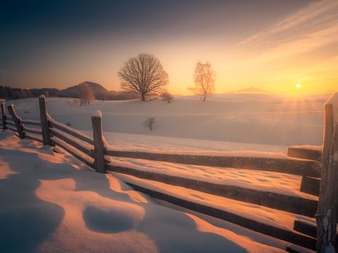  日落雪地外景 