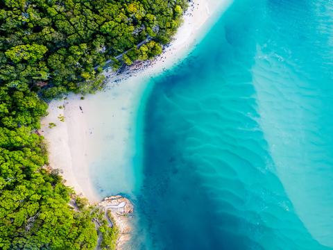  鸟瞰美丽的海洋风景 