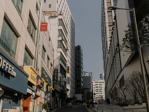  白天城市街道外景 