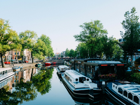  白天城市街道外景 