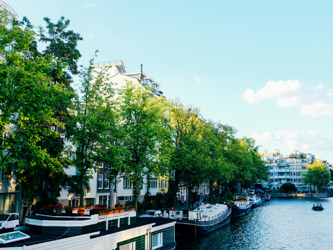  白天城市街道外景 
