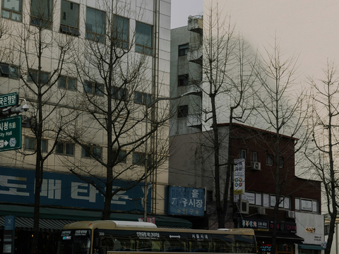  白天城市街道外景 