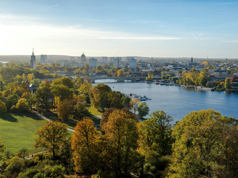  白天城市公园外景 