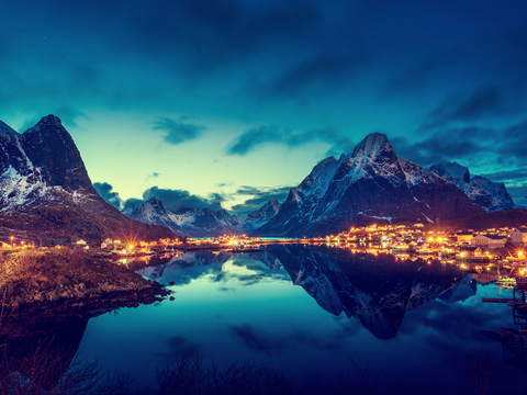 山谷湖泊夜景  外景