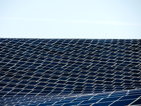  屋面太阳能光伏电板 光伏面板 发电设施 发电设备 