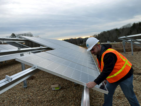  屋面太阳能光伏电板 光伏面板 发电设施 发电设备 
