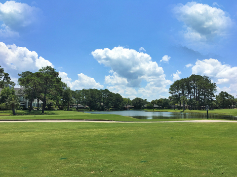 现代白天小区外景天空外景公园外景