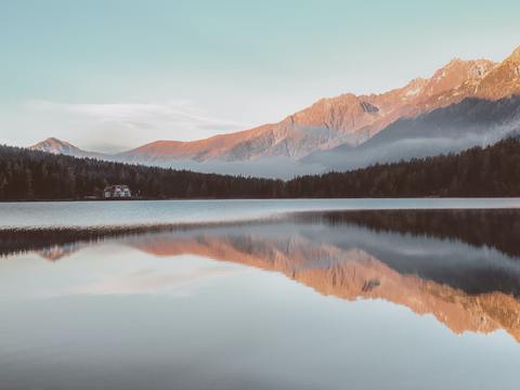 户外山峰湖泊外景