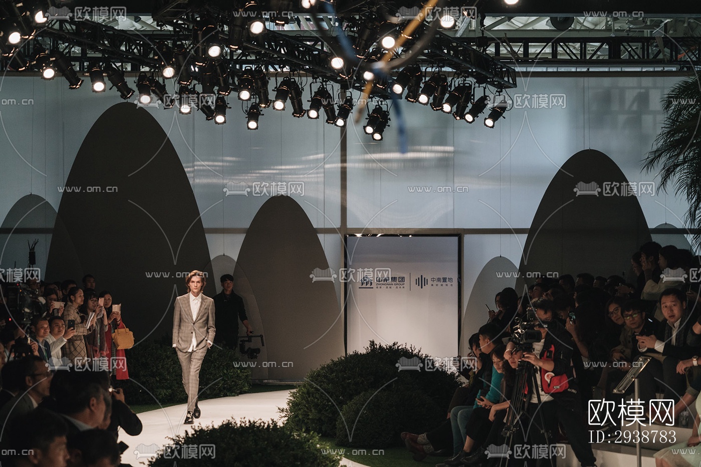 高级灰展览展厅效果图下载（渲染图11）