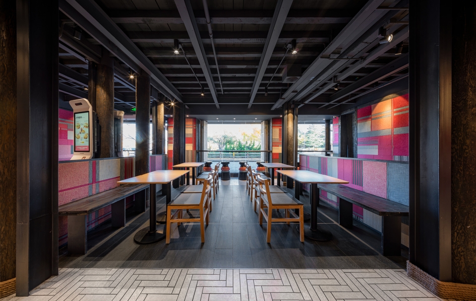 ▼室内概览,新置入的钢结构对双层餐厅起到了支撑作用