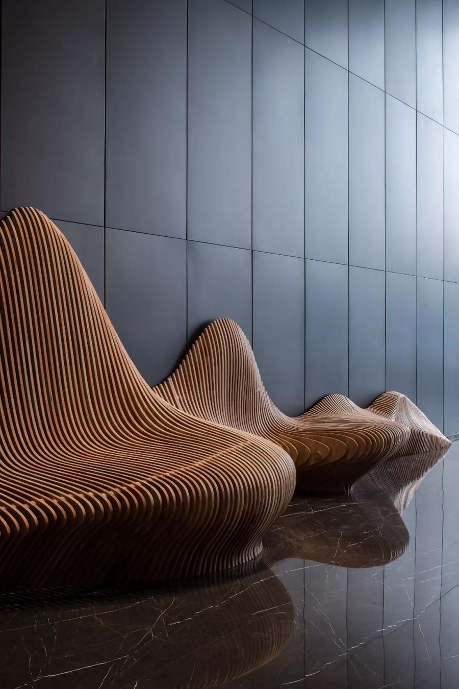 案例 办公空间 整个大堂的软装陈设主要分为三个部分:流水艺术装置椅