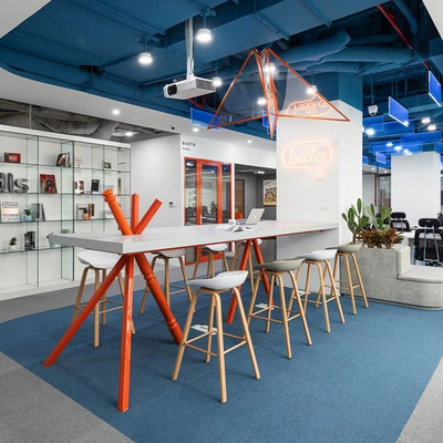 现代敞开式办公室休息区