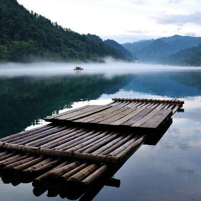  湖面竹排 