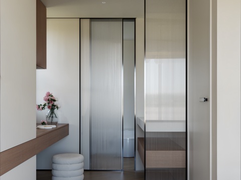  现代简约奶油风格衣帽间3d模型 