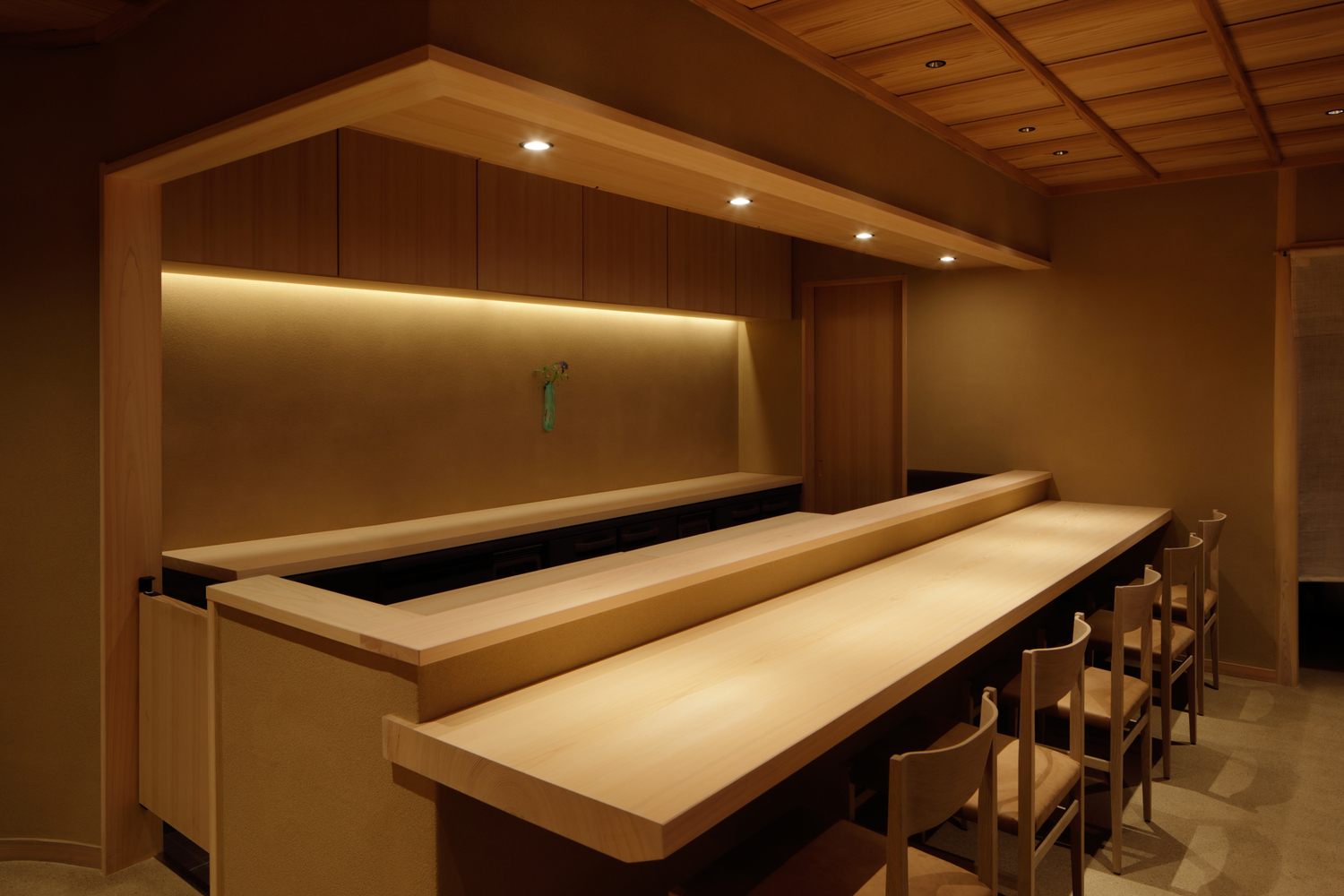 整个区域分为入口,私人房间,柜台,桌子区域.