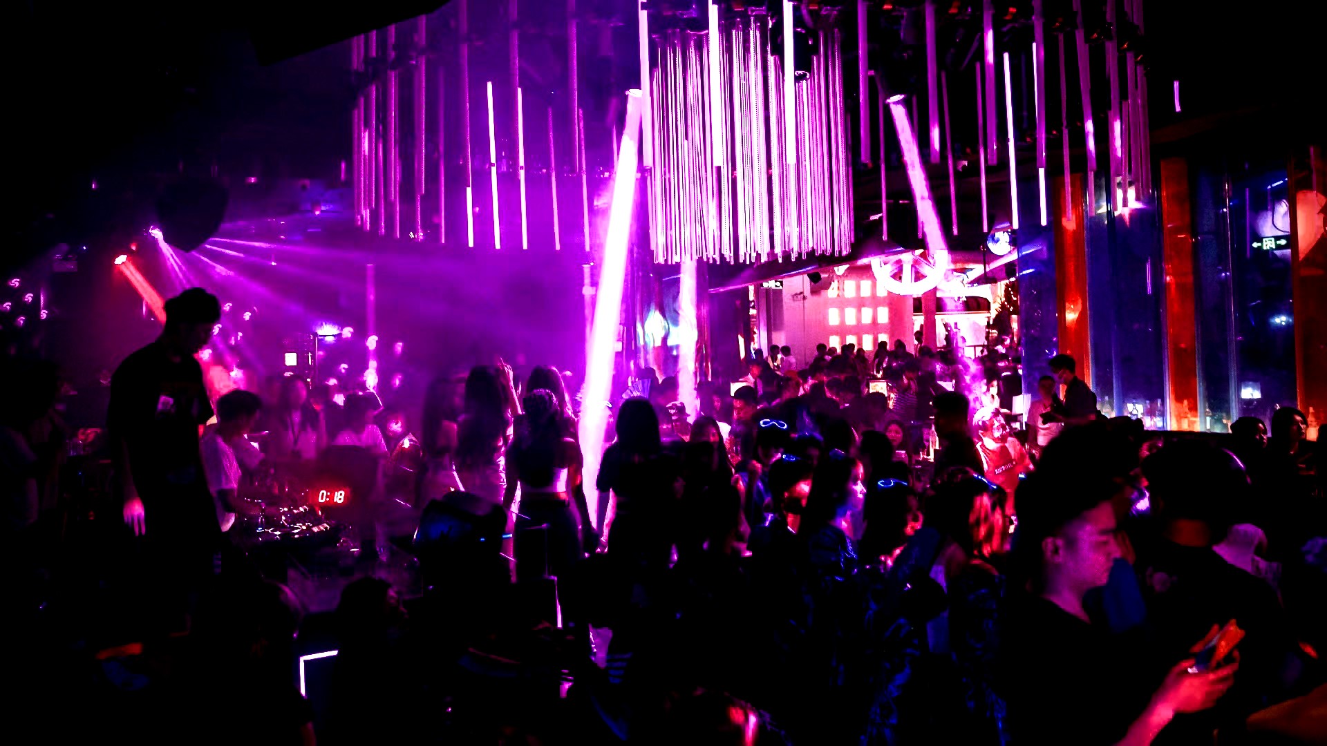 伊比萨派对文化传承着嬉皮士精神反传统,自由奔放,宣言爱与生命的主题