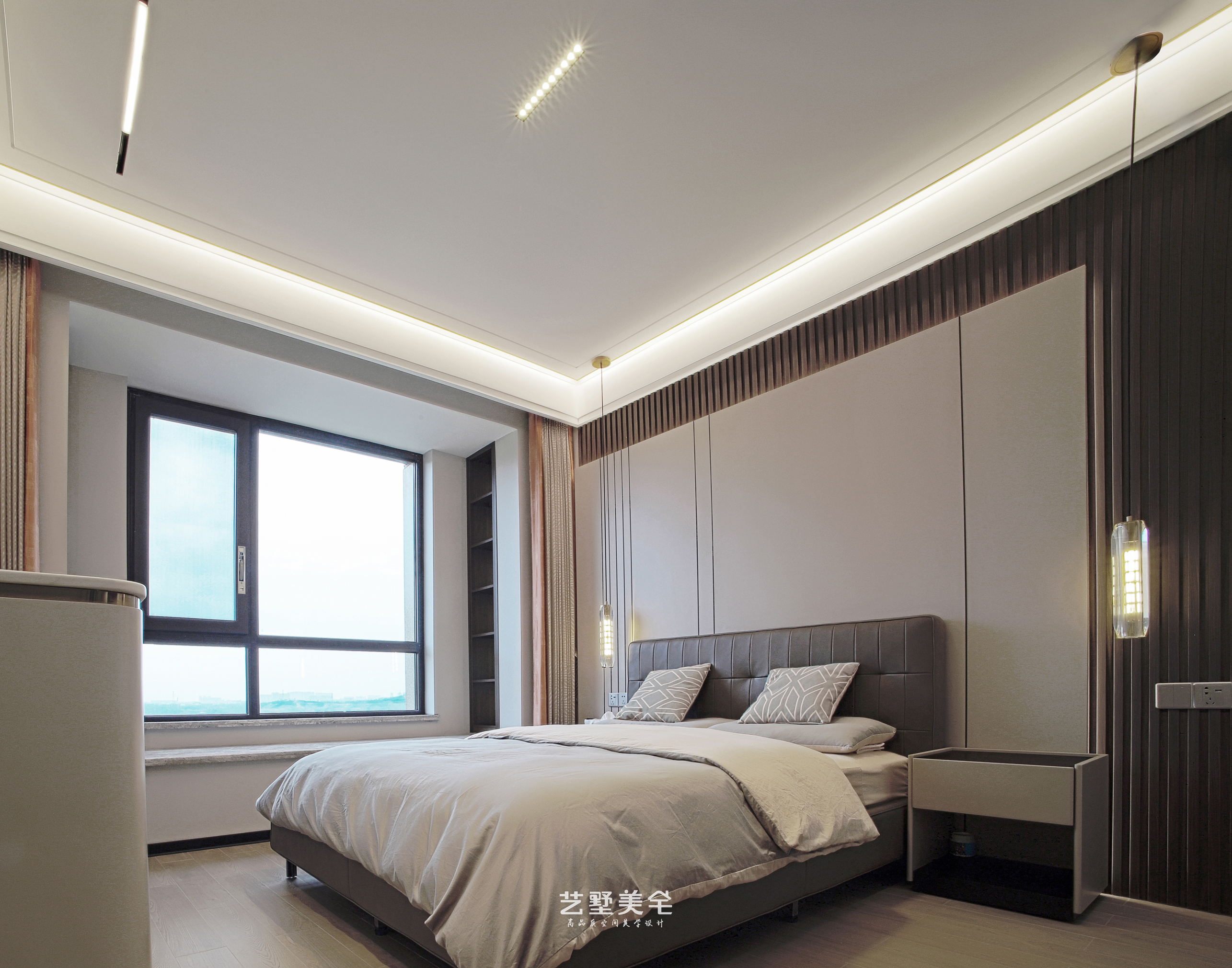 顶部悬浮吊顶设计与内置洗墙灯配合,使得卧室氛围感满满,空间也在一定