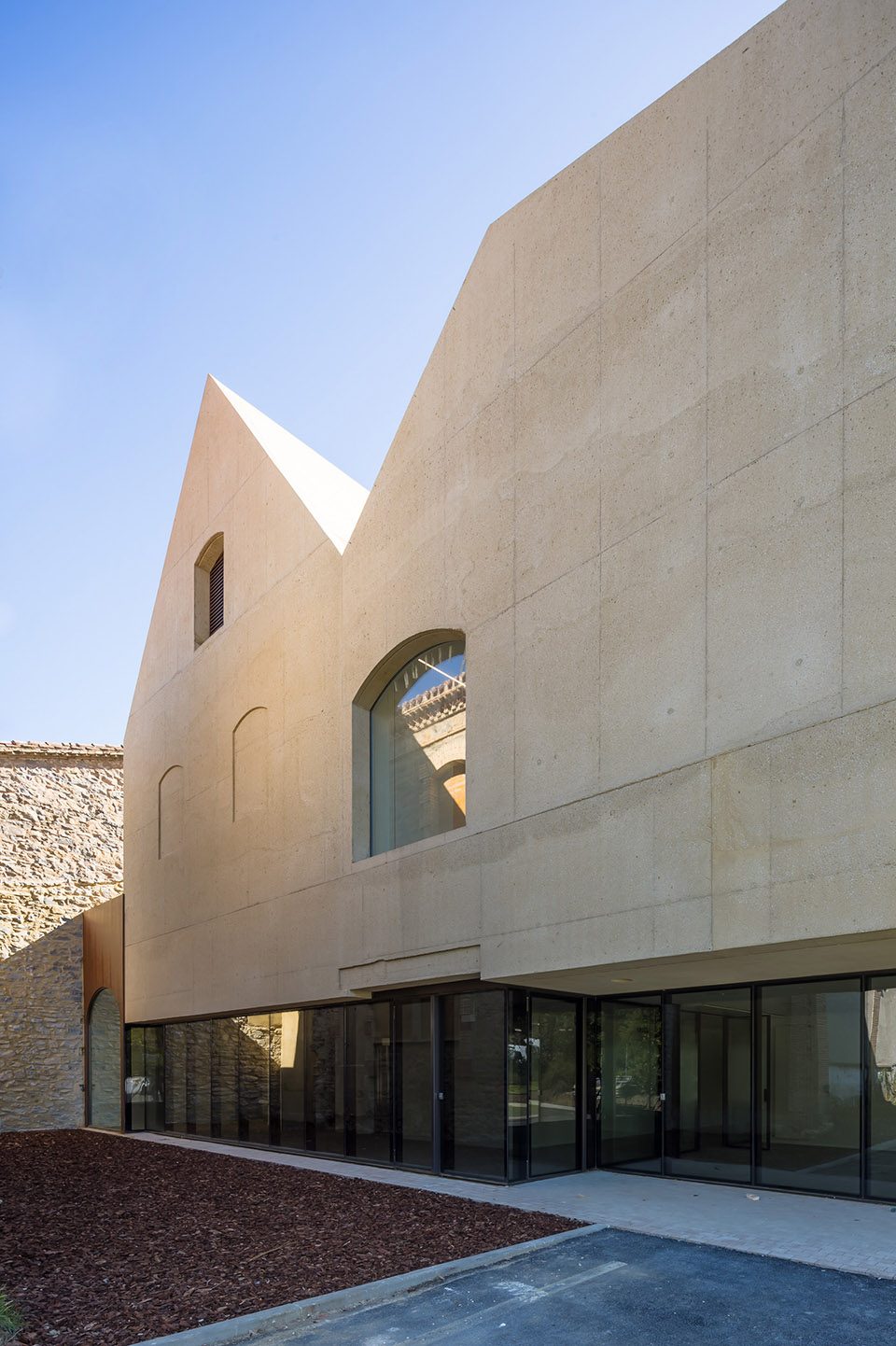 ▼从立面到屋顶,整座建筑由结构混凝土打造而成