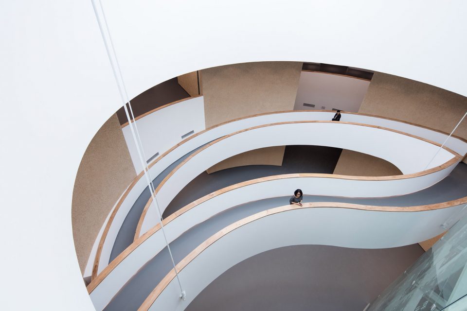 内部中庭空间是一个圆形空间,水平的曲线坡道和走廊营造出这个空间