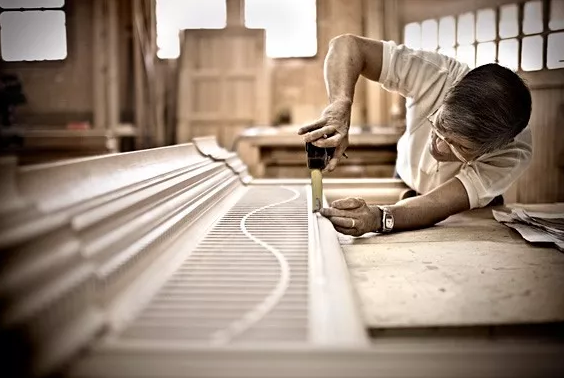 日本匠人么,都长这样的:用麻布做门帘,用家纹当作商标这些老铺给人的