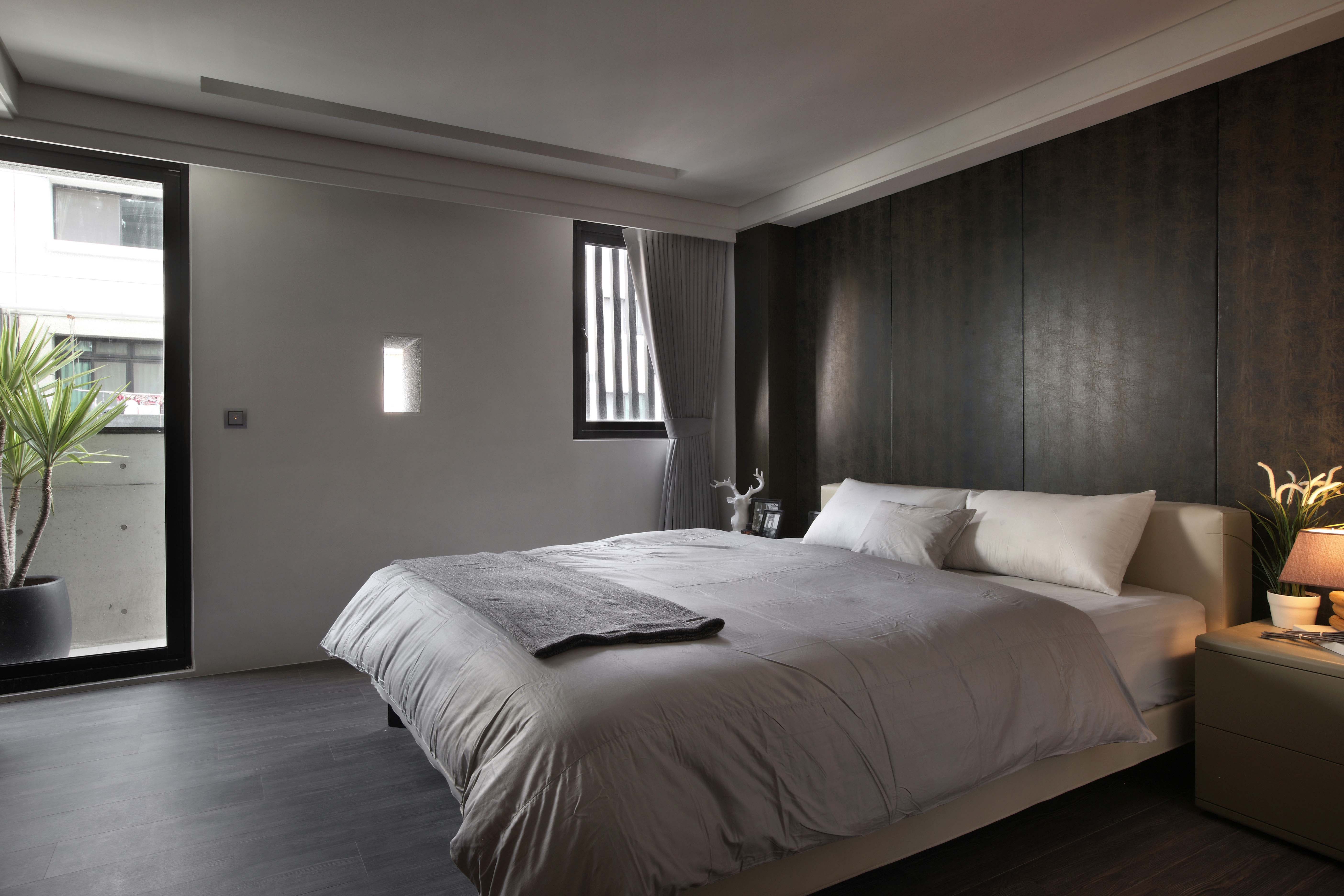 在一樓起居重心的風格展演中,一盞帶有簡化東方線條的吊燈,為空間暈染