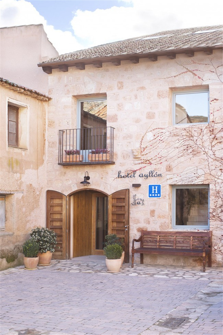 001-Hotel-Ayllon_Lucas-y-Hernandez-650x975