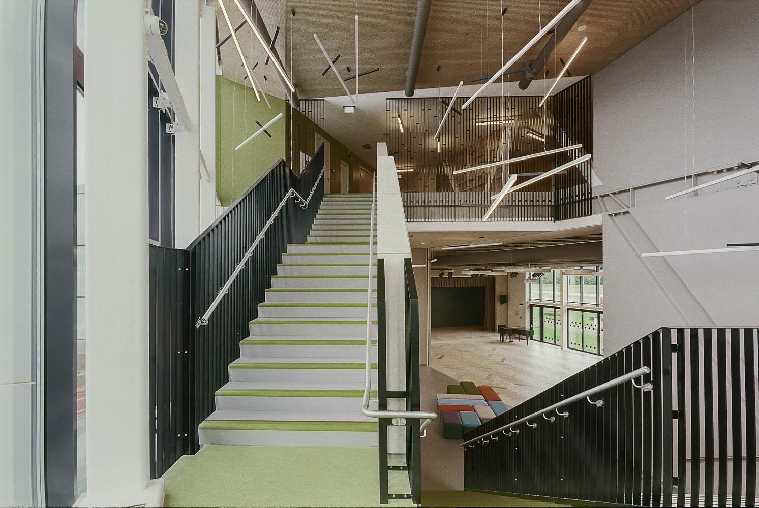 关于51校园大赛-尾巴楼梯间的信息