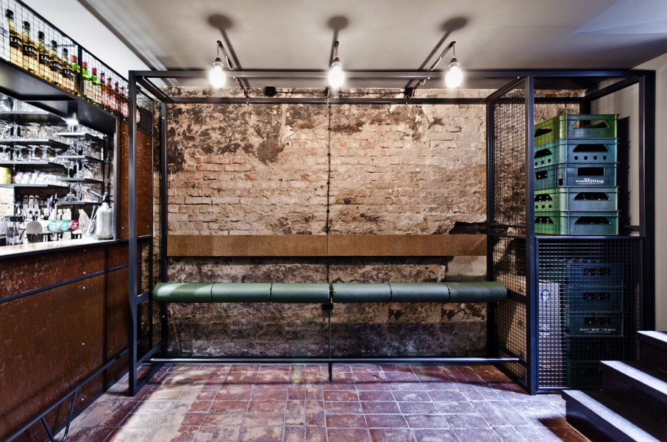 ╟ seating and storage for bottles▽ 入口正对的吧台空间,the