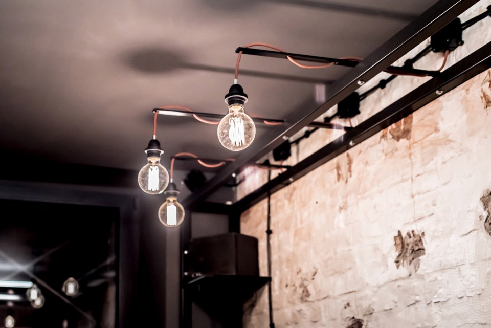 废弃地下室变身威士忌酒吧