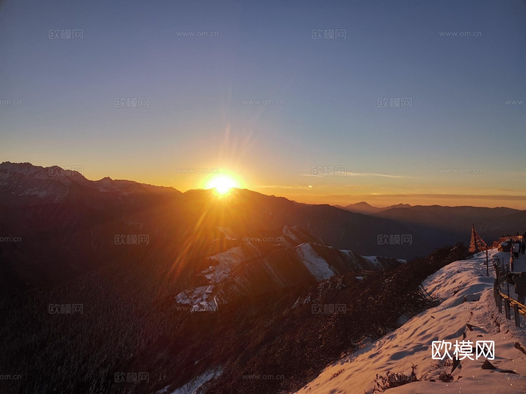 雪山日出外景