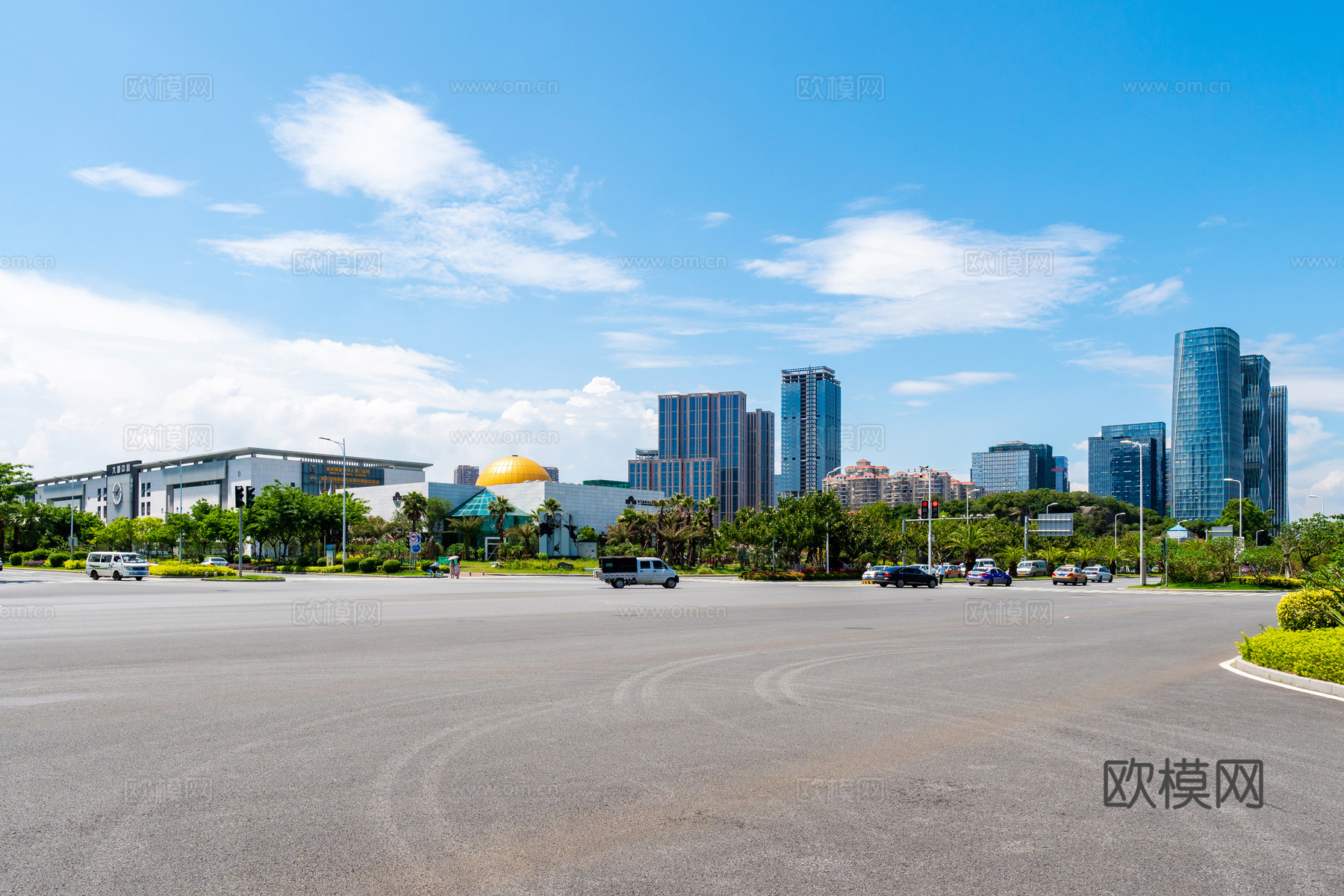 白天马路外景