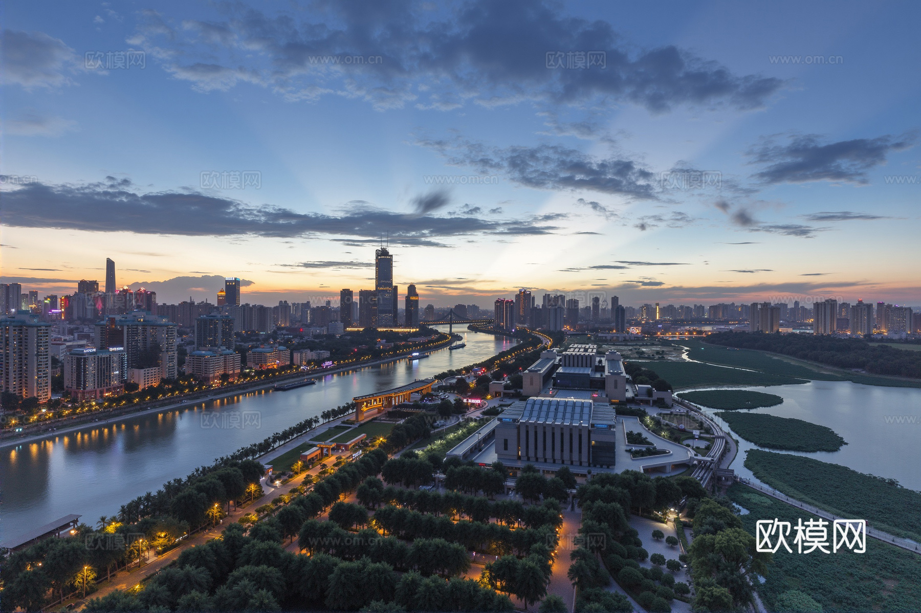 城市晚霞外景