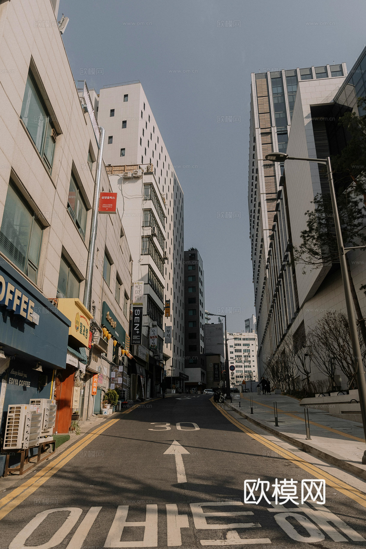 白天城市街道外景