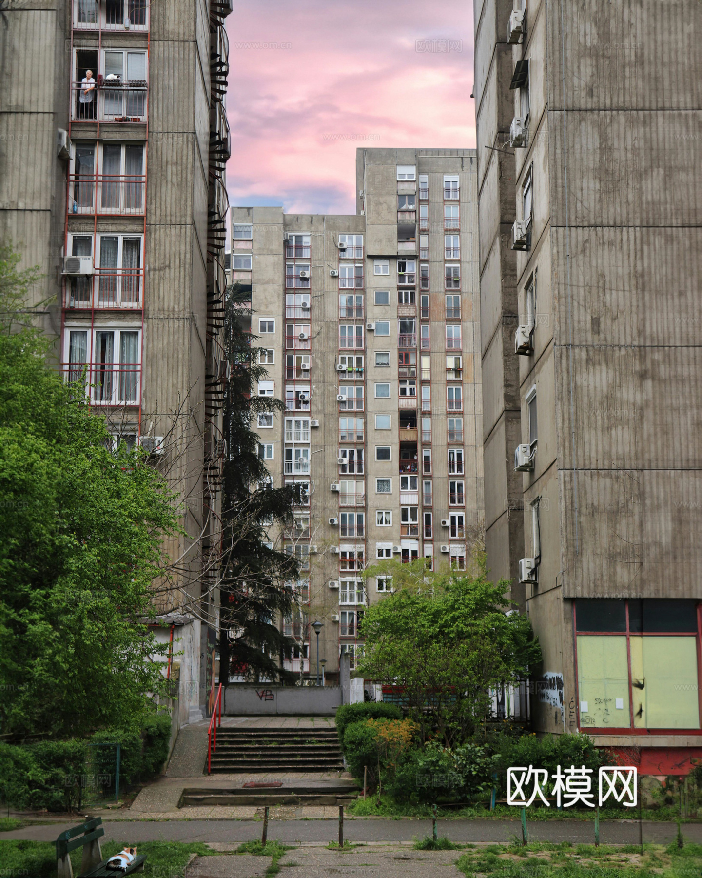 白天城市街道外景