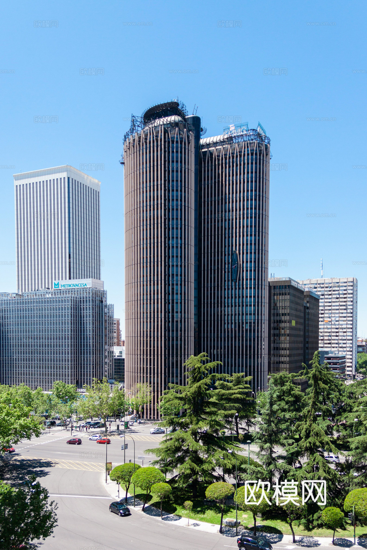 白天城市街道外景
